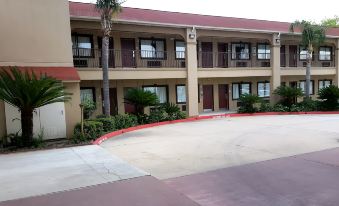 Red Roof Inn & Suites Houston - Humble/ IAH Airport