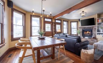 Raddon by AvantStay Beautifully Restored Craftsman w Hot Tub in Heart of Downtown PC