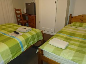 Room in Guest Room - Comfortable Family Room with Tv, Free Fast Wifi, Sleeps 3