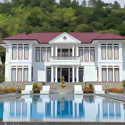 Toba Retreat Mansion and Villas Hotel Exterior