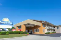 Days Inn by Wyndham Breezewood Hotels in Everett