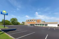 Days Inn & Suites by Wyndham Grand Rapids Near Downtown - parking