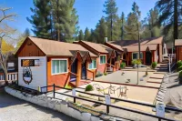 Grand Pine Cabins Hotel di Wrightwood