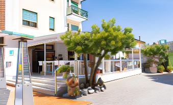 5. Hotel Re..
