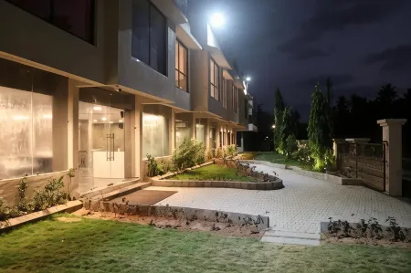 Nest Beacon Resort Daman Отели рядом с достопримечательностью «Форт Гарден»