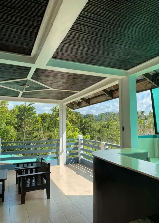 Rachel's Bed and Breakfast Near Tagaytay Отели рядом с достопримечательностью «AUP College of Science and Technology»