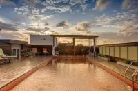 Broadway Hotel & Suites - สระว่ายน้ำบนดาดฟ้า