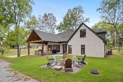 Heartland Haven: Hot Tub - Game Room - Basketball - Outdoor Kitchen - Arcades