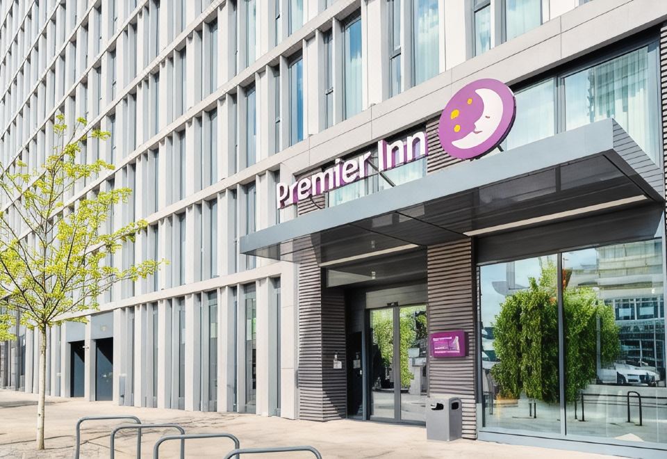 [프리미어 인 호텔의 외관 이미지]