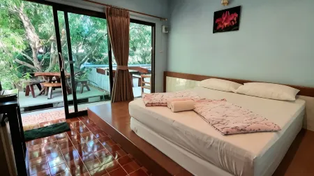 Warakorn Baansuan Amphawa Отели рядом с достопримечательностью «Wat Chulamanee»