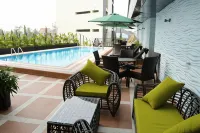 Monty Suites & Golf - Kolam Renang