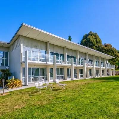 Marakura Deluxe Motel Hotels near Kepler Track