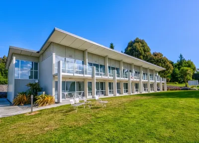 Marakura Deluxe Motel Hotels near RealNZ - Doubtful Sound Manapouri Visitor Centre