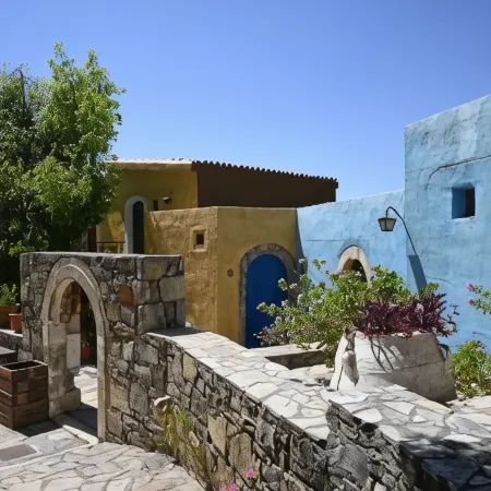 Arolithos Traditional Village Hotel Отели рядом с достопримечательностью «Пляж Амудара»