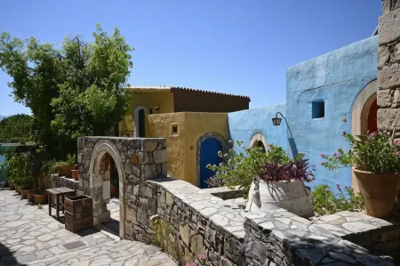 Arolithos Traditional Village Hotel Отели в г. Tilisos