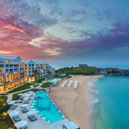 The St. Regis Bermuda Resort Отели рядом с достопримечательностью «Маяк Сент-Дэвида»
