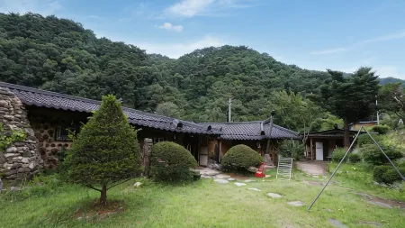 Hoengseong Daraegol Sanbang Pension Отели рядом с достопримечательностью «Hoengseong Theme Land»
