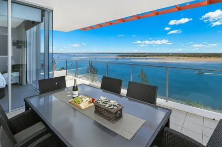 Silvershore Apartments on the Broadwater