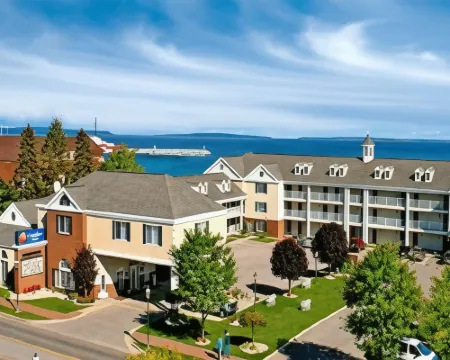 Comfort Inn Lakeside Hotels in Mackinaw Township