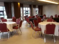 Vistacay Hotel Worldcup Hotels near Seri World