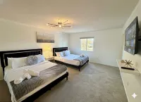 Luxe Escape in DTC << Sleep 16 >> Hot Tub, Fire Pit, Game Room & Home Gym - Homestays