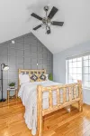 Cozy Queen, Private Bathroom and Entryway