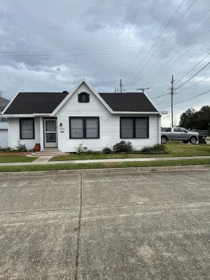 Charming 3-bedroom house with AC, WiFi in serene Houma - 3-Star