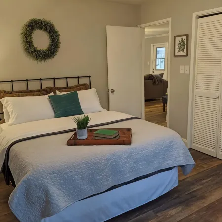 Cabin with Hot Tub, Firepit, Dog Park