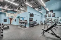 Downtown Oasis: Steps to Dining & Sights. Pool + Gym in Building - balcony