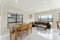 Austral Spacious large 5 br home with Central AC - Villaer