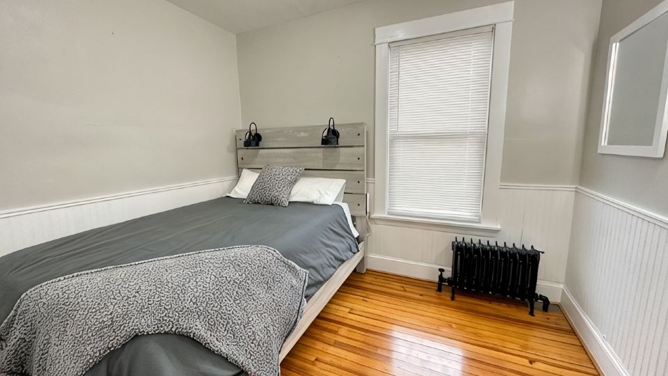 “The Allen House” Charming 3-Bed / 2-Bath Sleeps 8. Fantastic location in Albany
