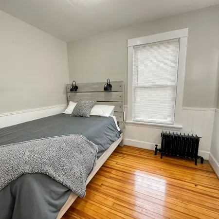 “The Allen House” Charming 3-Bed / 2-Bath Sleeps 8. Fantastic location in Albany