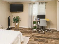 Modern Retreat, 9 Mins to Beach, Fast Wi-Fi Hotels in Holiday