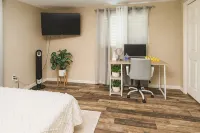 Modern Retreat, 9 Mins to Beach, Fast Wi-Fi