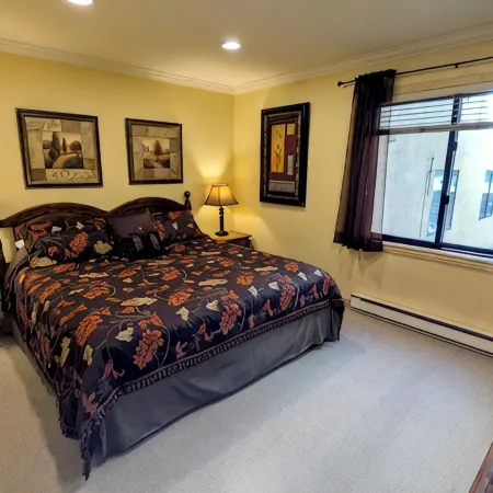 Remodeled Condo w/ FREE WiFi, Parking, Heated Pool, Hot Tubs, Skier Shuttles