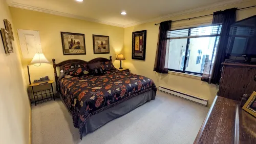 Remodeled Condo w/ FREE WiFi, Parking, Heated Pool, Hot Tubs, Skier Shuttles