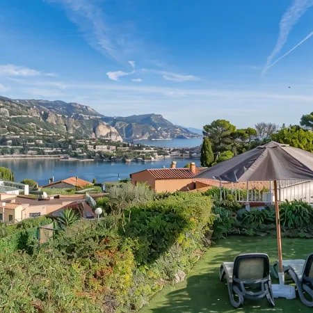 Tiny house, private garden, pool, tennis, parking