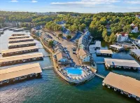 Waterfront Retreat - Cozy Condo with Balcony Views - Homestays