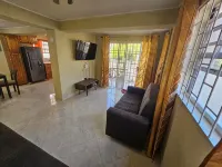 Peaceful 2-bedroom downstairs apartment walking distance to the airport. - 2 ดาว