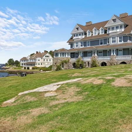Waterfront Estate in Groton – 10 Bedrooms, Private Pier, & Beach Access Отели в г. Гротон