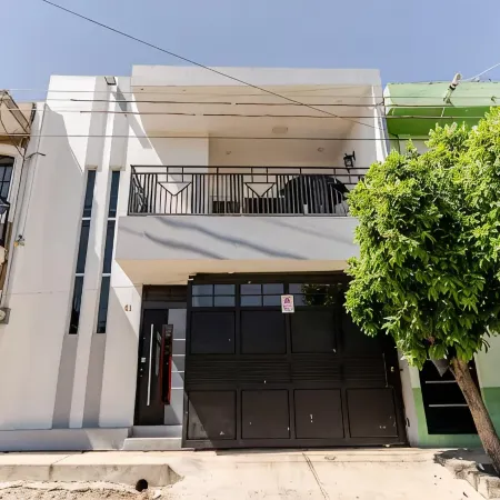 Cozy 2-bedroom apartment in charming Tequila with WiFi, AC Отели в г. Текила