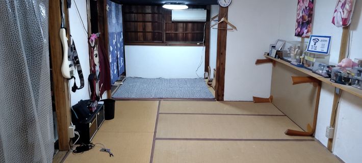 Private rental accommodation in an old traditional house currently closed as a DIY restaurant! Hotels in Sakai