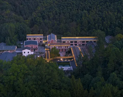 Chizhou Red Monograph Resort Hotel (Jiuhua Tianchi)