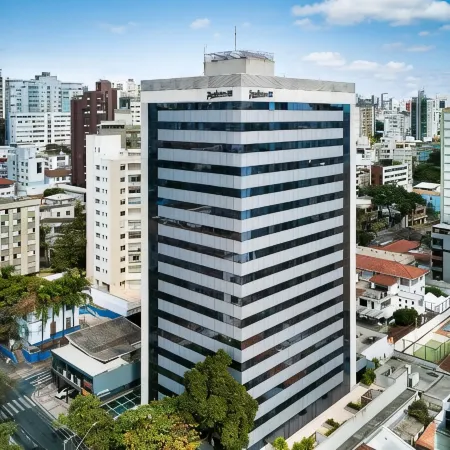 Radisson Blu Belo Horizonte Savassi Отели рядом с достопримечательностью «Площадь Савасси»