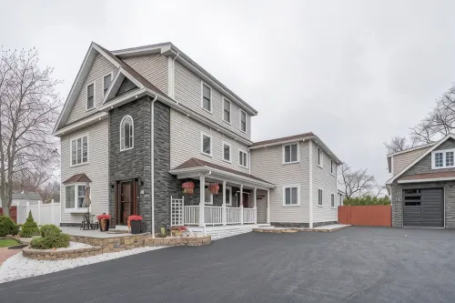 Avail. Now! Luxury Apartment with Porch  Close to Salisbury Beach. Sleeps 6.