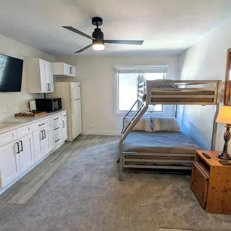 Luxury Condo w/ FREE WiFi, Parking, Heated Pool, Hot Tubs, Skier Shuttles
