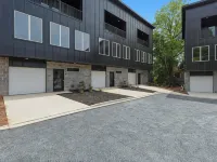 2BR 2.5 Downtown Oasis Full Kitchen, Pet Friendly, Close to Silos Food Hall 이슬리 호텔