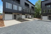 2BR 2.5 Downtown Oasis Full Kitchen, Pet Friendly, Close to Silos Food Hall
