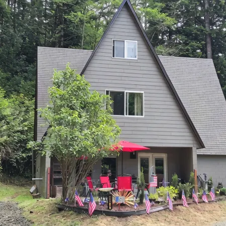 4-bedroom cabin in peaceful Lakeside Oregon