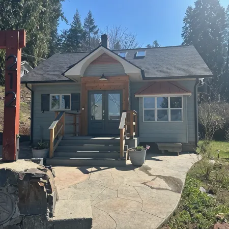 Charming 2-bedroom house with AC, WiFi in serene East Hope.